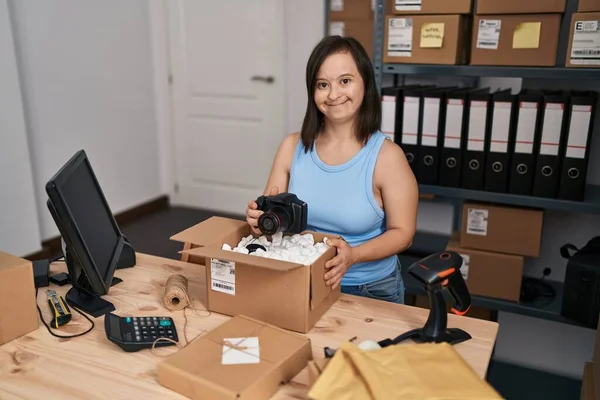 Síndrome Mujer Comercio Electrónico Embalaje Profesional Cámara Oficina — Foto de Stock