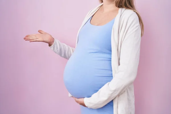 Молодая Беременная Женщина Ждет Ребенка Трогает Беременный Живот Празднуя Достижение — стоковое фото