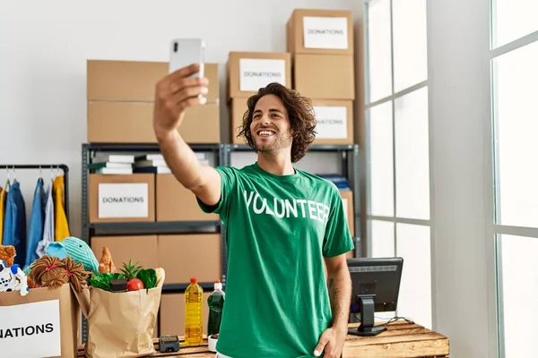 Joven Voluntario Hispano Sonriendo Feliz Hacer Selfie Por Teléfono Inteligente —  Fotos de Stock