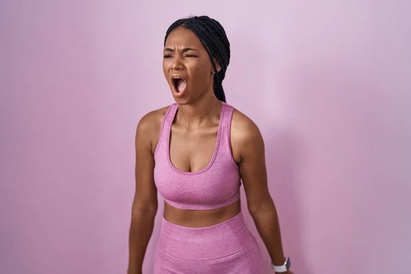 Африканская Американка Косичками Спортивной Одежде Розовом Фоне Злая Безумная Кричащая — стоковое фото