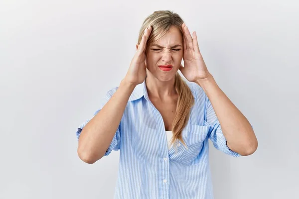 ストレスが原因で頭の痛みのために頭の上に手で白い背景に立って美しいブロンドの女性 片頭痛 — ストック写真