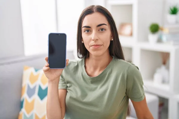 Jovem Morena Segurando Smartphone Mostrando Tela Branco Pensando Atitude Expressão — Fotografia de Stock