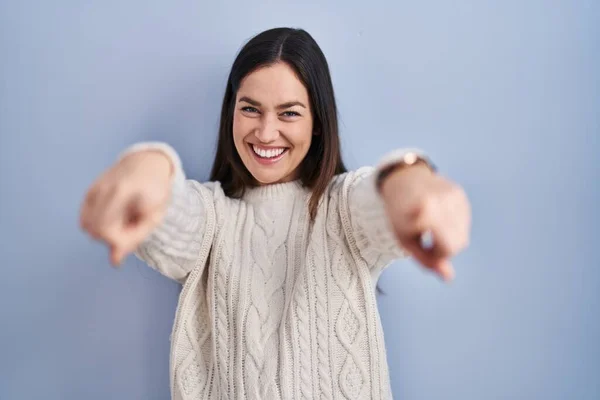Young Brunette Woman Standing Blue Background Pointing You Camera Fingers — Stock Photo, Image