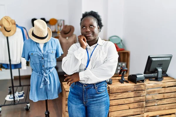 Νεαρή Αφρικανή Που Εργάζεται Διευθύντρια Μπουτίκ Λιανικής Πώλησης Χέρι Στο — Φωτογραφία Αρχείου