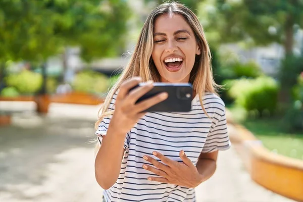 Jovem Loira Sorrindo Confiante Assistindo Vídeo Smartphone Parque — Fotografia de Stock