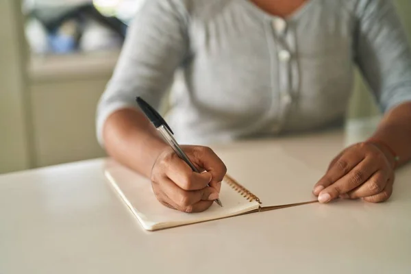 Afroamerikanerin Schreibt Auf Notizbuch Und Sitzt Hause Auf Dem Tisch — Stockfoto