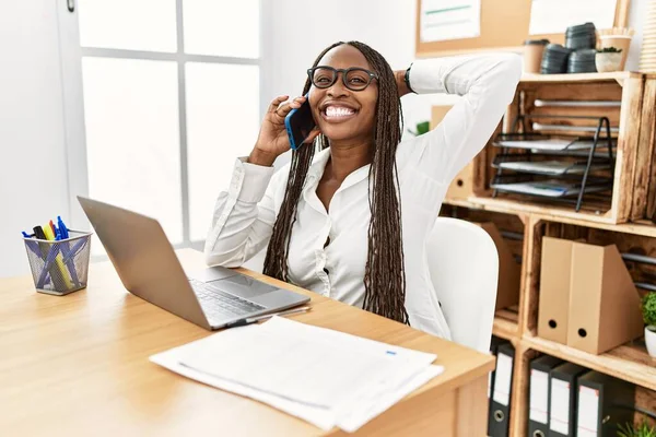 Czarna Kobieta Warkoczami Pracująca Biurze Rozmawiająca Przez Telefon Uśmiechnięta Pewna — Zdjęcie stockowe