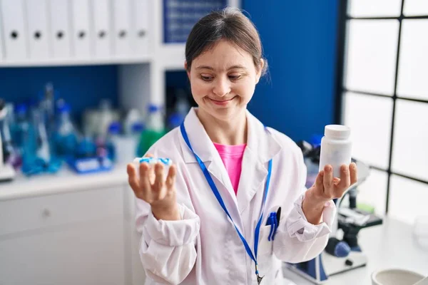 Fiatal Szindrómás Tudós Mosolygós Magabiztos Holding Tabletták Laboratóriumban — Stock Fotó