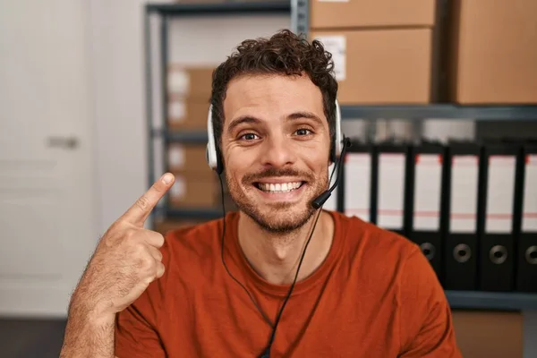 Jovem Hispânico Vestindo Fone Ouvido Agente Call Center Sorrindo Feliz — Fotografia de Stock