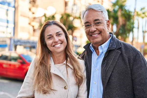 Middelbare Leeftijd Man Vrouw Paar Glimlachen Zelfverzekerd Staan Samen Straat — Stockfoto