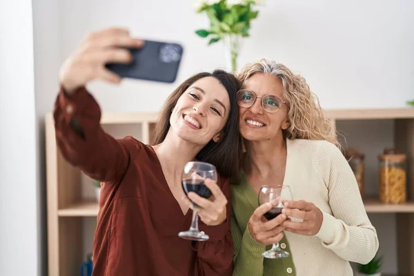 포도주를 마시는 여자와 집에서 스마트폰으로 셀피를 만든다 — 스톡 사진
