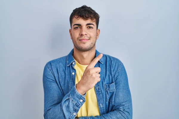 Jovem Hispânico Homem Sobre Fundo Azul Apontando Com Dedo Mão — Fotografia de Stock