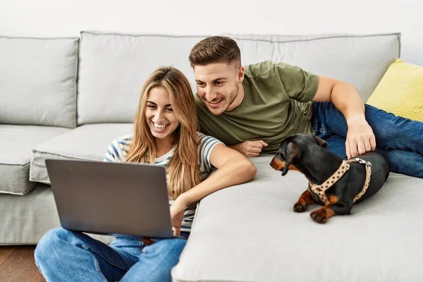 Jong Hispanic Paar Glimlachen Gelukkig Met Behulp Van Laptop Zitten — Stockfoto