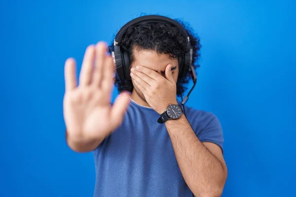 Hispanic Man Med Lockigt Hår Lyssnar Musik Med Hörlurar Täcker — Stockfoto
