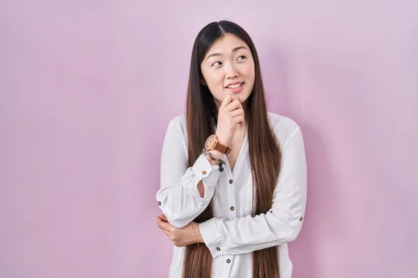 Jovem Chinesa Sobre Fundo Rosa Com Mão Queixo Pensando Questão — Fotografia de Stock