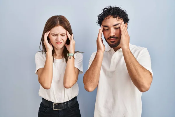 年轻夫妇穿着休闲装 手挽手地站在一起 头疼是因为压力 偏头痛 — 图库照片