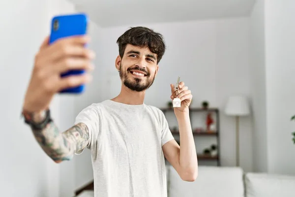 Junger Hispanischer Mann Macht Selfie Mit Dem Smartphone Und Hält — Stockfoto