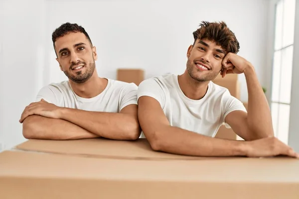 Dos Hombres Hispanos Pareja Sonriendo Confiados Apoyados Una Caja Cartón — Foto de Stock