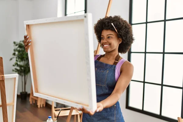Młoda Afroamerykanka Uśmiecha Się Pewnie Trzymając Płótno Pracowni Artystycznej — Zdjęcie stockowe