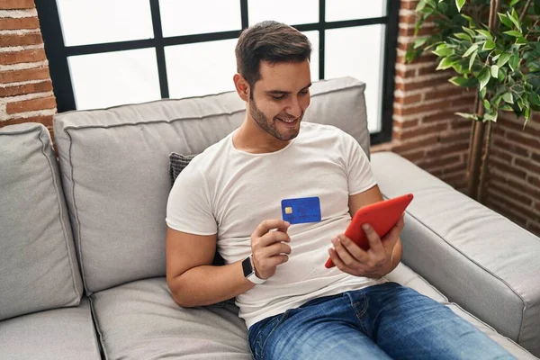 Młody Hiszpan Korzystający Touchpada Karty Kredytowej Domu — Zdjęcie stockowe