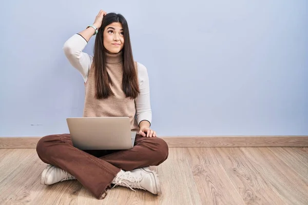 Mujer Morena Joven Trabajando Con Computadora Portátil Sentado Suelo Confundir —  Fotos de Stock