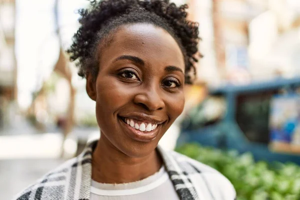 Mladý Africký Americký Dívka Usměvavý Šťastný Stojící Městě — Stock fotografie