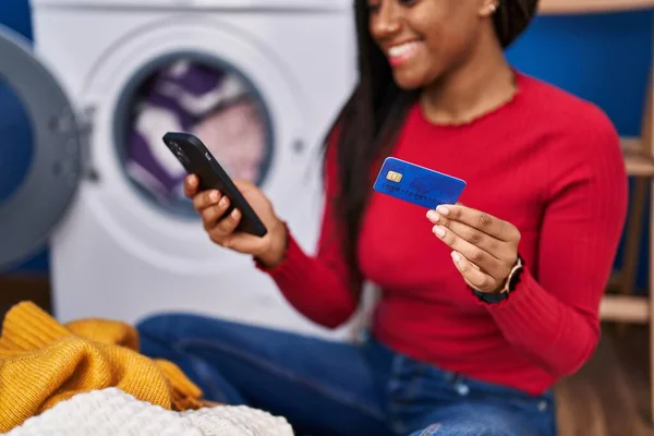Afroamerikanerin Wäscht Mit Smartphone Und Kreditkarte Wäsche Waschküche — Stockfoto
