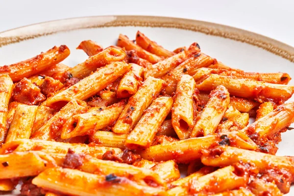 Läcker Platta Italiensk Makaroner Med Tomatsås Över Isolerad Vit Bakgrund — Stockfoto