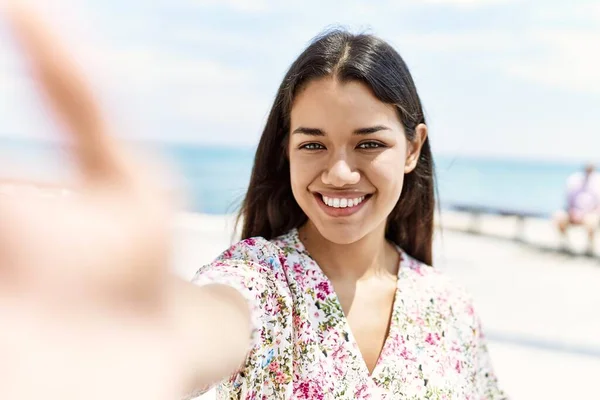 소녀는 해변의 카메라 옆에서 셀카를 만들어 행복하게 있습니다 — 스톡 사진
