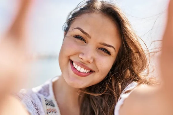 Young Beautiful Hispanic Woman Smiling Confident Making Selfie Smartphone Beach — Stock Photo, Image