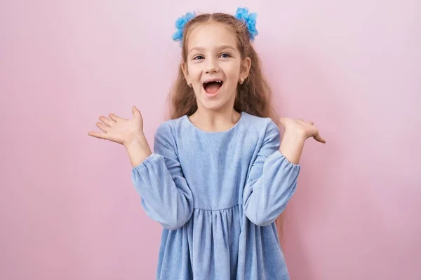Kleines Mädchen Auf Rosa Hintergrund Das Den Sieg Mit Glücklichem — Stockfoto