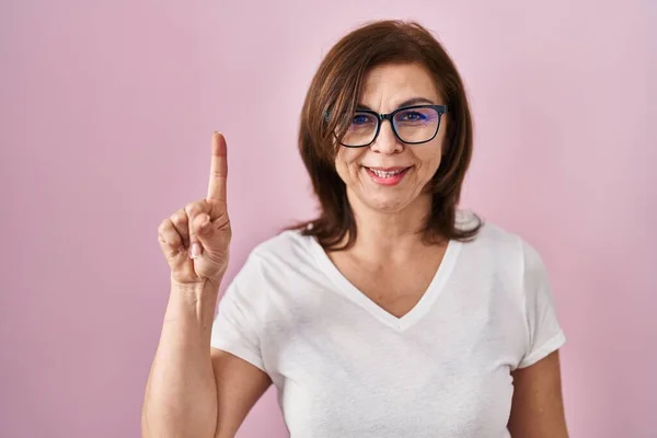 Middle Age Hispanic Woman Standing Pink Background Showing Pointing Finger — Stock Photo, Image
