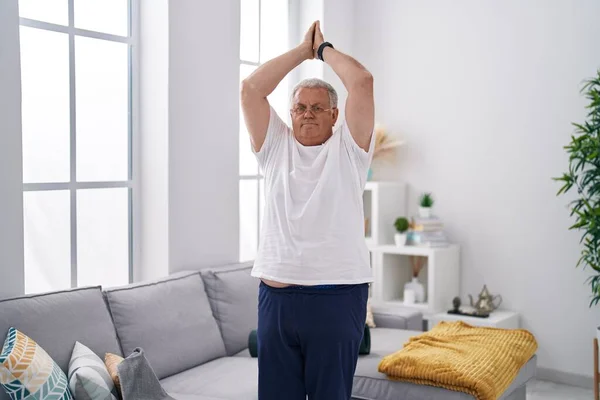 Hombre Pelo Gris Mediana Edad Que Entrena Yoga Casa — Foto de Stock