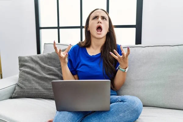 Genç Esmer Kadın Dizüstü Bilgisayar Kullanıyor Deli Gibi Bağırıyor Bağırıyor — Stok fotoğraf