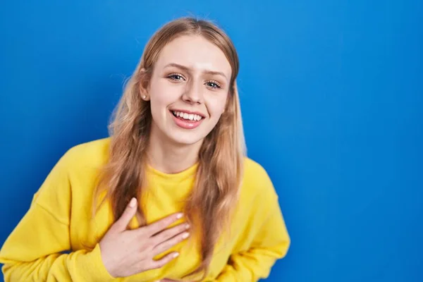Joven Mujer Caucásica Pie Sobre Fondo Azul Sonriendo Riendo Voz —  Fotos de Stock