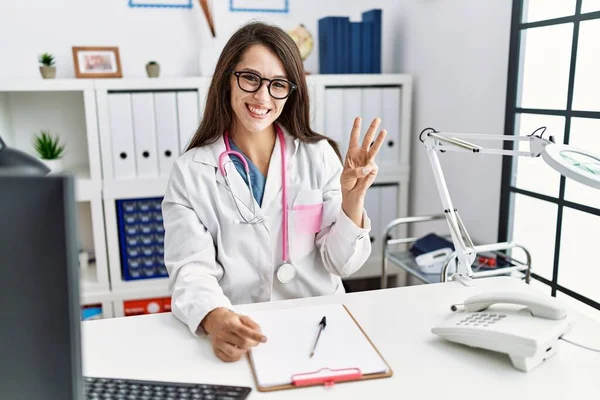 Ung Läkare Kvinna Bär Läkare Uniform Och Stetoskop Kliniken Visar — Stockfoto