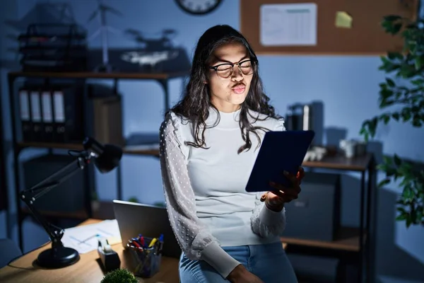Mujer Brasileña Joven Usando Touchpad Noche Trabajando Oficina Mirando Cámara — Foto de Stock
