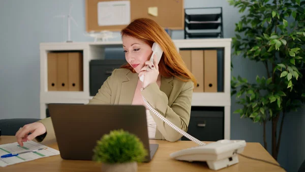 Fiatal Vörös Hajú Üzleti Dolgozó Laptoppal Beszél Telefonon Irodában — Stock Fotó