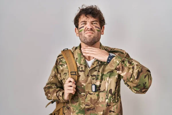 Jovem Hispânico Vestindo Uniforme Exército Camuflagem Cortando Garganta Com Mão — Fotografia de Stock