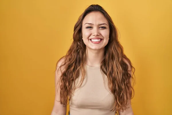 Mujer Hispana Joven Pie Sobre Fondo Amarillo Con Una Sonrisa — Foto de Stock
