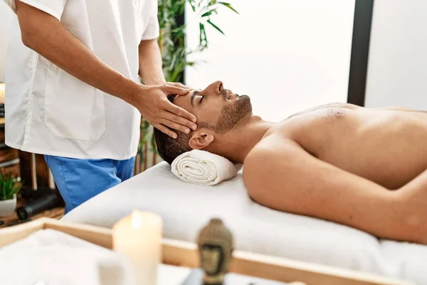 Due Uomini Ispanici Terapeuta Paziente Con Massaggio Facciale Centro Bellezza — Foto Stock