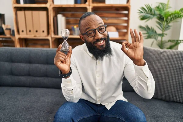 Afrikansk Amerikansk Man Håller Sand Klocka Kontoret Gör Tecken Med — Stockfoto