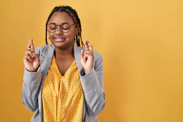 African American Woman Braids Standing Yellow Background Gesturing Finger Crossed — Photo