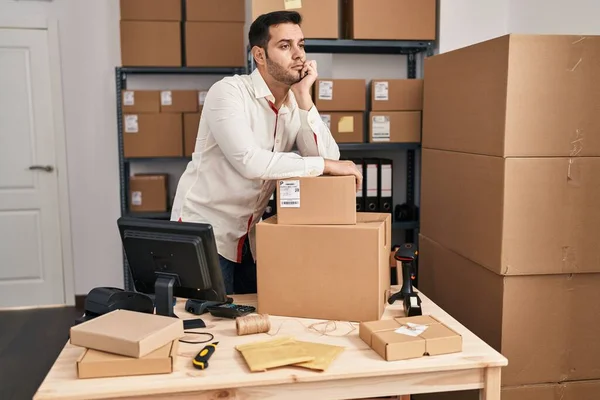 Young Hispanic Man Commerce Business Worker Leaning Packages Office — Stock Photo, Image
