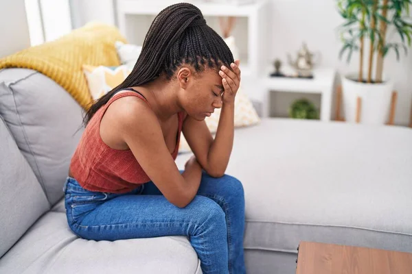 Afrikalı Amerikalı Kadın Evdeki Kanepede Otururken Strese Girdi — Stok fotoğraf