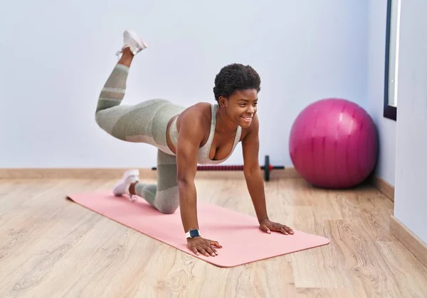 Afroamerikanerin Lächelt Selbstbewusst Beim Training Der Beine Sportzentrum — Stockfoto