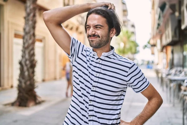 Young Hispanic Man Beard Outdoors City Confuse Wonder Question Uncertain — Stockfoto