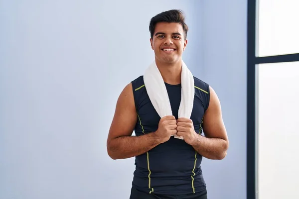 Jonge Spaanse Man Glimlachend Zelfverzekerd Handdoek Vasthoudend Sportcentrum — Stockfoto