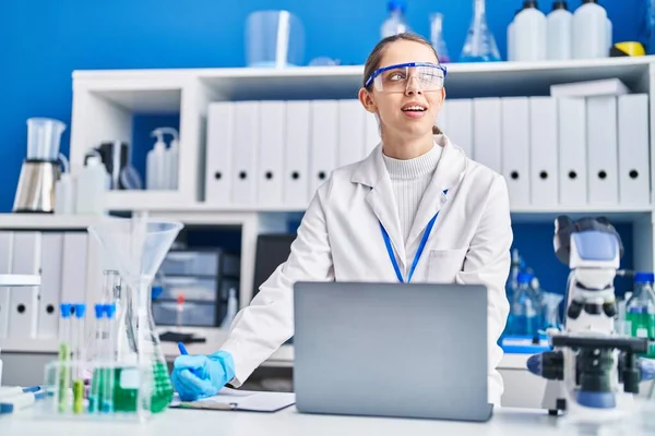 과학자 실험실에서 노트북을 사용하여 자신있게 웃는다 — 스톡 사진
