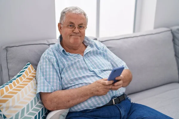 Μέση Ηλικία Γκριζομάλλης Άντρας Που Χρησιμοποιεί Smartphone Κάθεται Στον Καναπέ — Φωτογραφία Αρχείου